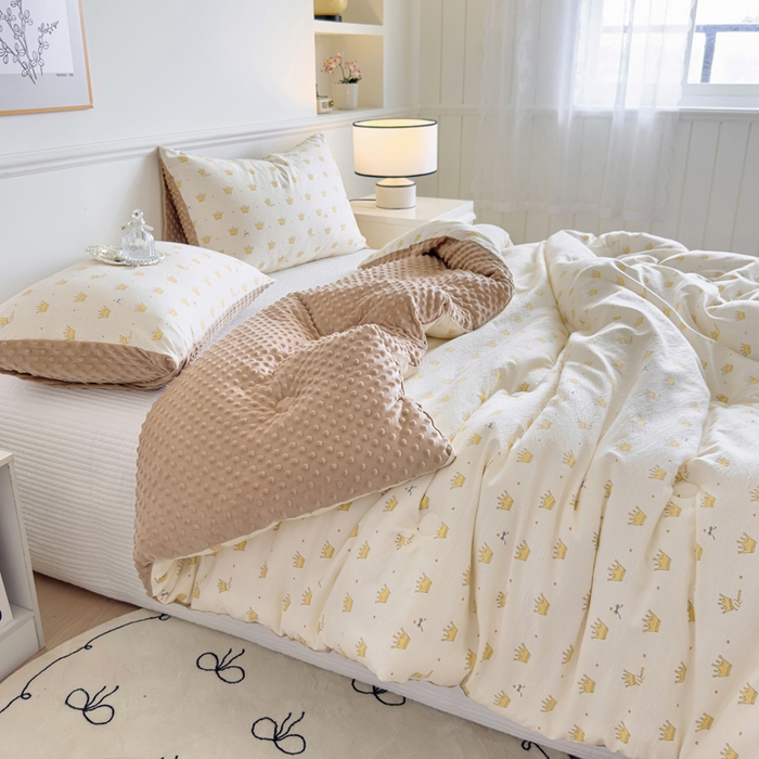 91家纺网 家纺一手货源 找家纺 玛德琳 2025新款A类皱皱纱豆豆绒抗菌保暖被子被芯 小王子