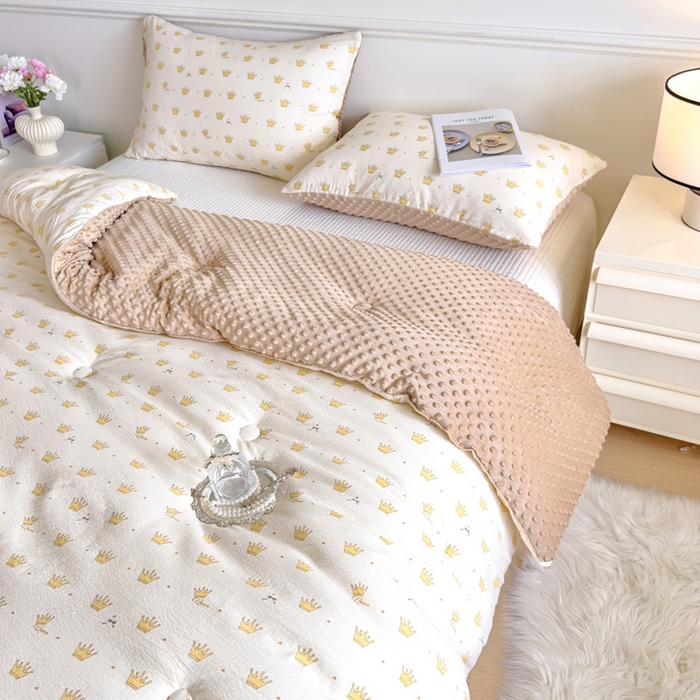 91家纺网 家纺一手货源 找家纺 玛德琳 2025新款A类皱皱纱豆豆绒抗菌保暖被子被芯 小王子