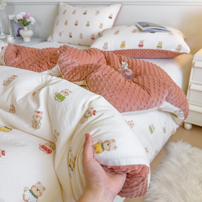 91家纺网 家纺一手货源 找家纺 玛德琳 2025新款A类皱皱纱豆豆绒抗菌保暖被子被芯 汪汪家族