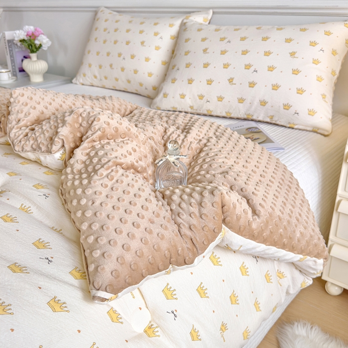 91家纺网 家纺一手货源 找家纺 玛德琳 2025新款A类皱皱纱豆豆绒抗菌保暖被子被芯 小王子