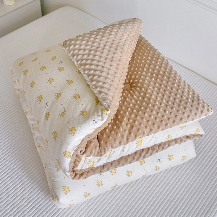 91家纺网 家纺一手货源 找家纺 玛德琳 2025新款A类皱皱纱豆豆绒抗菌保暖被子被芯 小王子