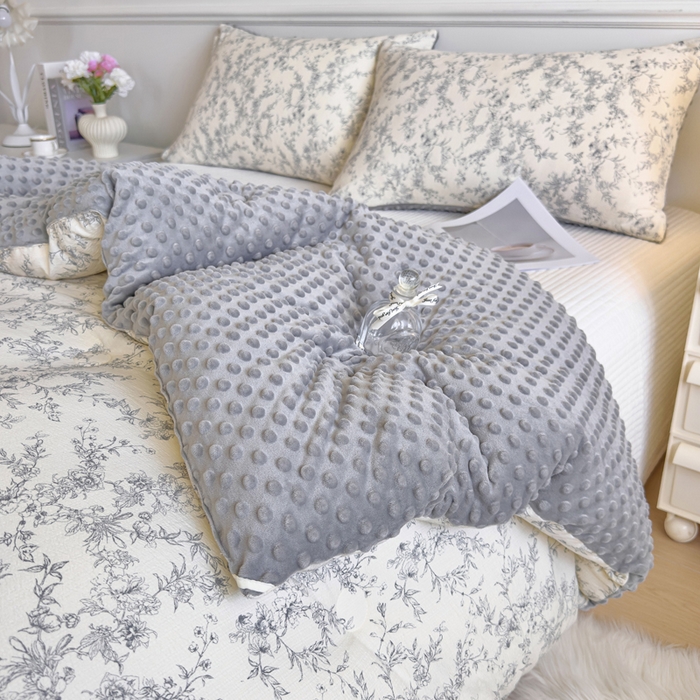 91家纺网 家纺一手货源 找家纺 玛德琳 2025新款A类皱皱纱豆豆绒抗菌保暖被子被芯 知秋