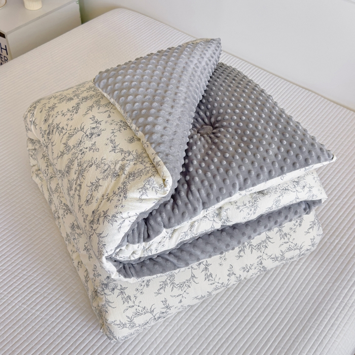 91家纺网 家纺一手货源 找家纺 玛德琳 2025新款A类皱皱纱豆豆绒抗菌保暖被子被芯 知秋