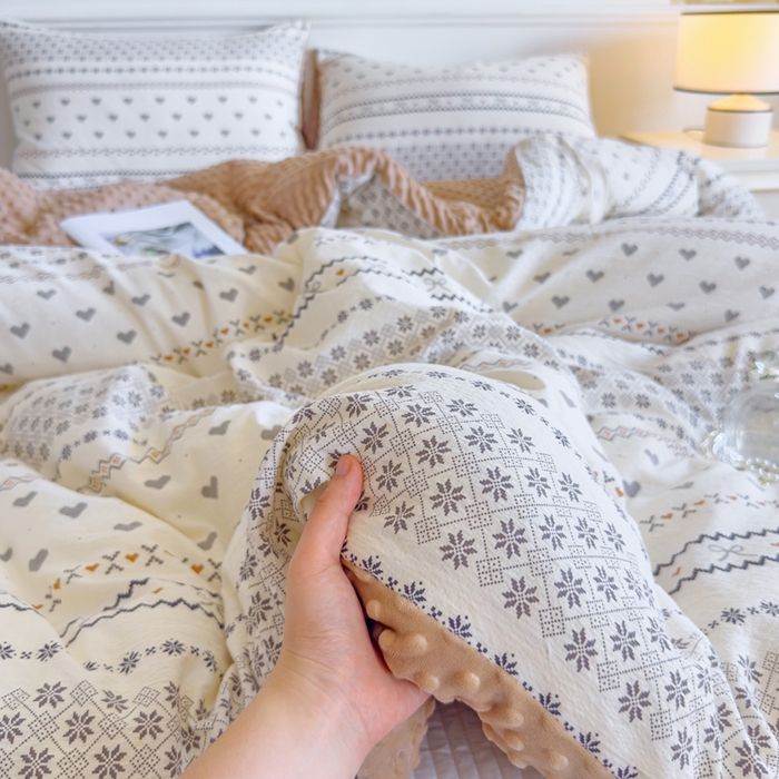 91家纺网 家纺一手货源 找家纺 玛德琳 2025新款A类皱皱纱豆豆绒抗菌保暖被子被芯 倾心