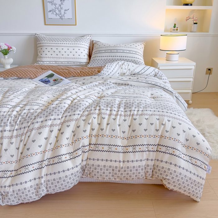 91家纺网 家纺一手货源 找家纺 玛德琳 2025新款A类皱皱纱豆豆绒抗菌保暖被子被芯 倾心