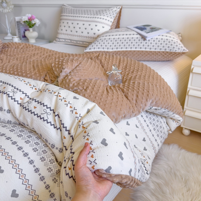 91家纺网 家纺一手货源 找家纺 玛德琳 2025新款A类皱皱纱豆豆绒抗菌保暖被子被芯 倾心