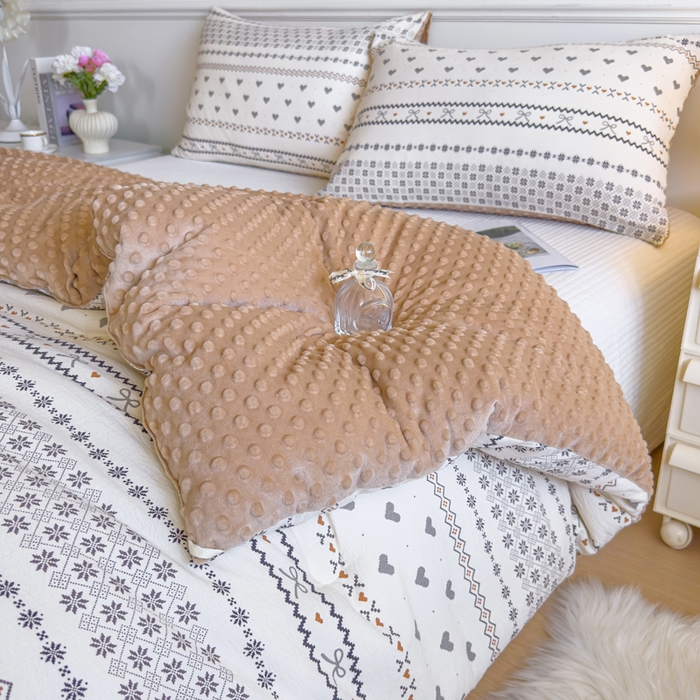 91家纺网 家纺一手货源 找家纺 玛德琳 2025新款A类皱皱纱豆豆绒抗菌保暖被子被芯 倾心