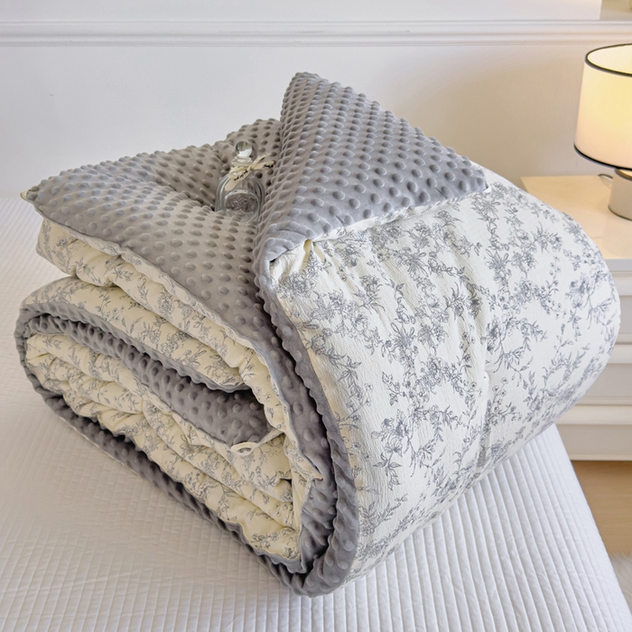 91家纺网 家纺一手货源 找家纺 玛德琳 2025新款A类皱皱纱豆豆绒抗菌保暖被子被芯 知秋