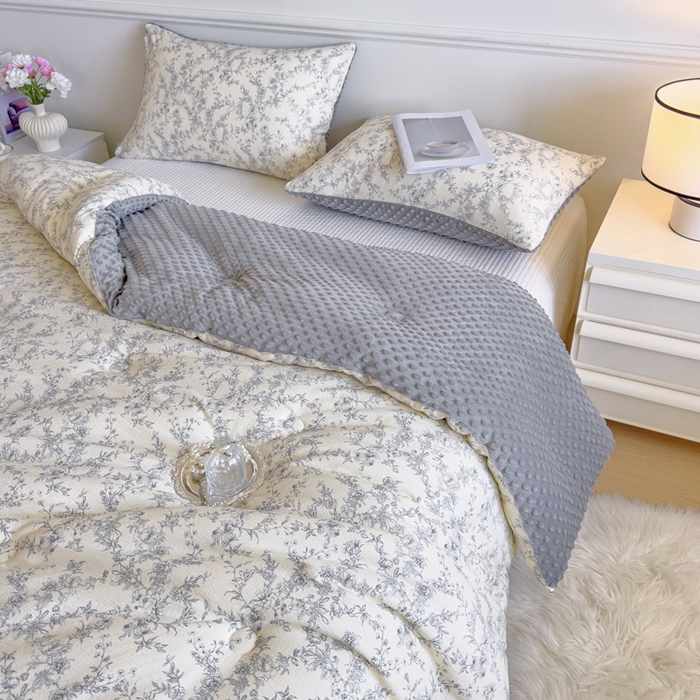 91家纺网 家纺一手货源 找家纺 玛德琳 2025新款A类皱皱纱豆豆绒抗菌保暖被子被芯 知秋