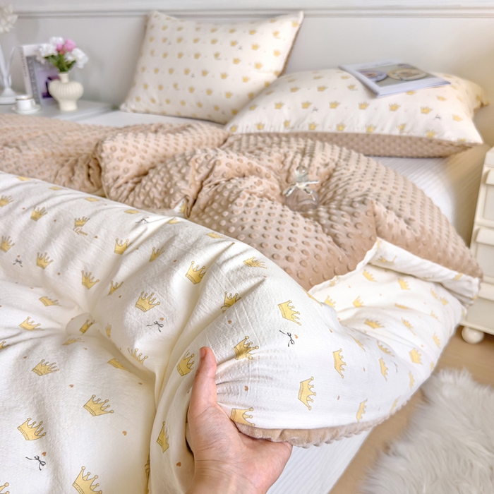 91家纺网 家纺一手货源 找家纺 玛德琳 2025新款A类皱皱纱豆豆绒抗菌保暖被子被芯 小王子