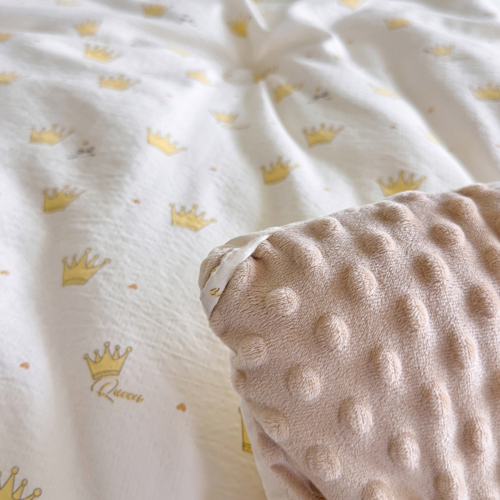 91家纺网 家纺一手货源 找家纺 玛德琳 2025新款A类皱皱纱豆豆绒抗菌保暖被子被芯 小王子