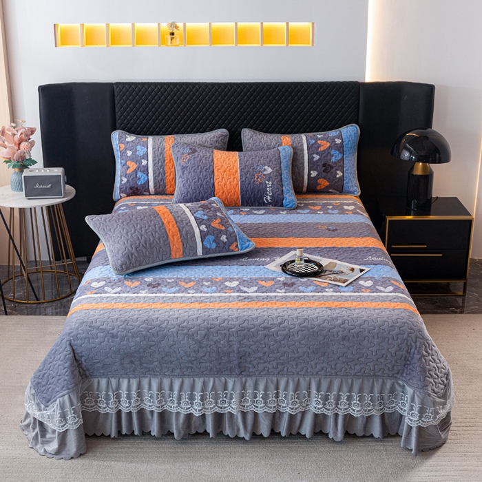 91家纺网 家纺一手货源 找家纺 梓依家纺 2025新款牛奶绒单床裙款蕾丝床盖三件套四件套 爱心点点