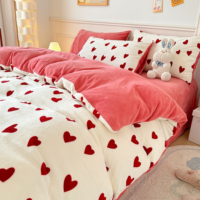 91家纺网 家纺一手货源 找家纺 卡普二店 2025新款牛奶绒印花四件套爱意满满