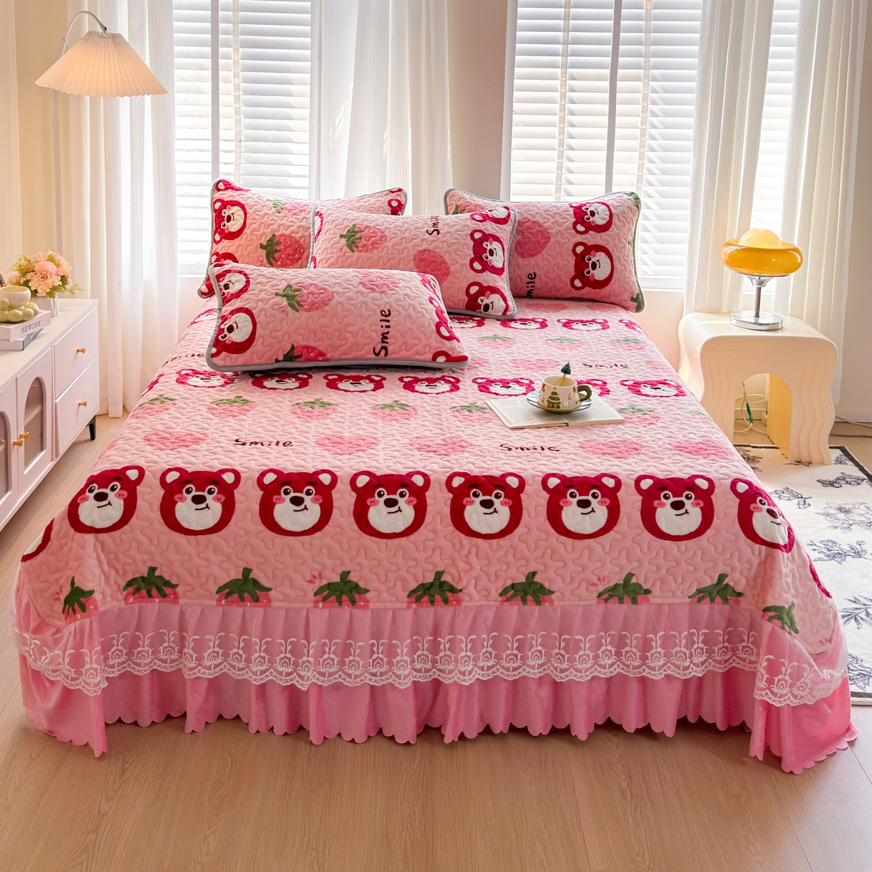 91家纺网 家纺一手货源 找家纺 梓依家纺 2025新款牛奶绒单床裙款蕾丝床盖三件套四件套 爱心草莓