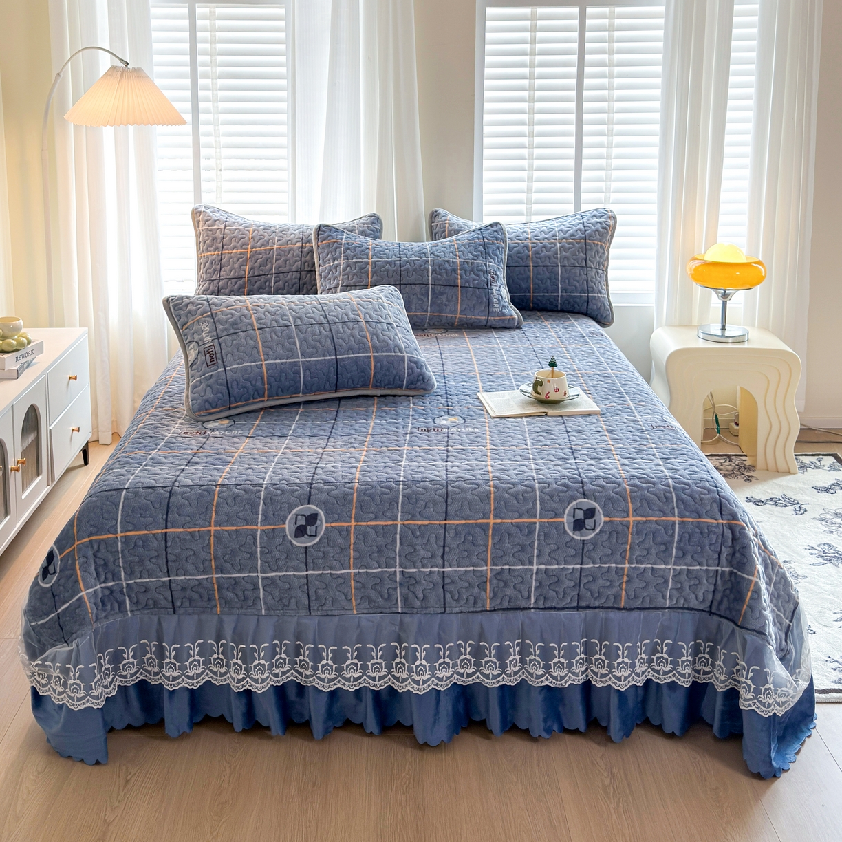 91家纺网 家纺一手货源 找家纺 梓依家纺 2025新款牛奶绒单床裙款蕾丝床盖三件套四件套 宝利格