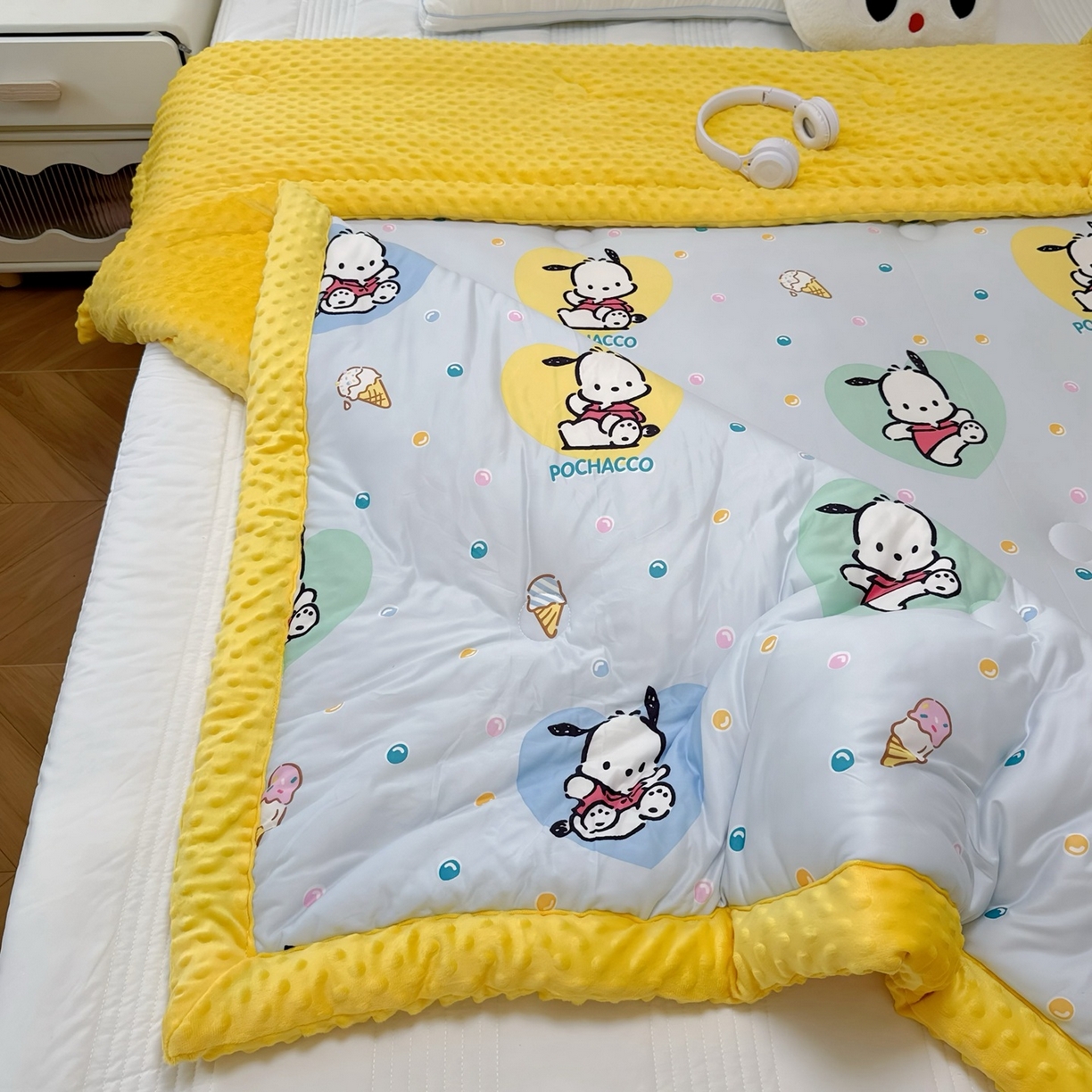 91家纺网 家纺一手货源 找家纺 兜米家居 2025新款三丽鸥针织豆豆绒被纯手工包边卡通立体豆豆绒保暖被子被芯 彩点帕恰狗