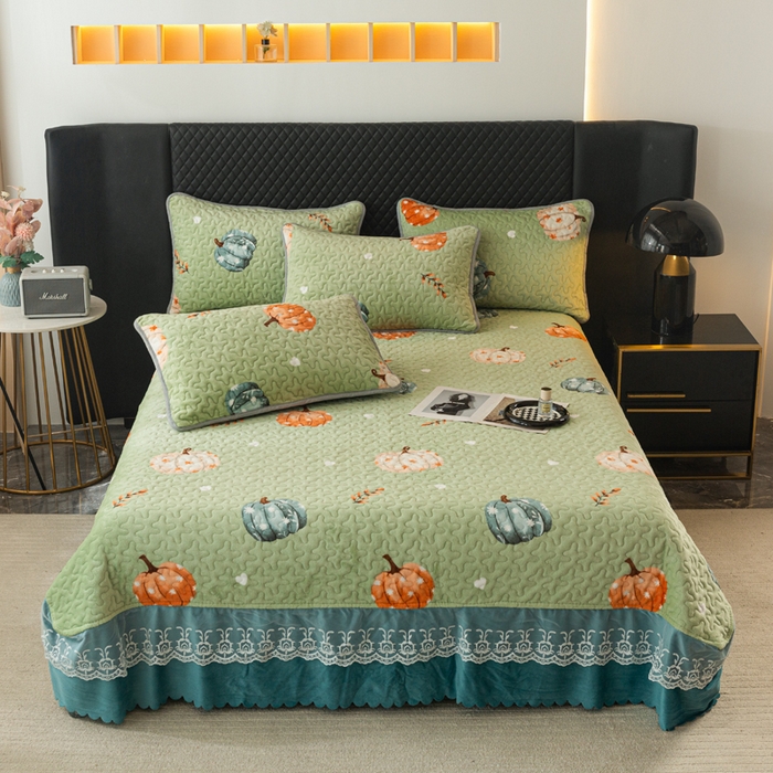 91家纺网 家纺一手货源 找家纺 梓依家纺 2025新款牛奶绒单床裙款蕾丝床盖三件套四件套 可爱南瓜-绿