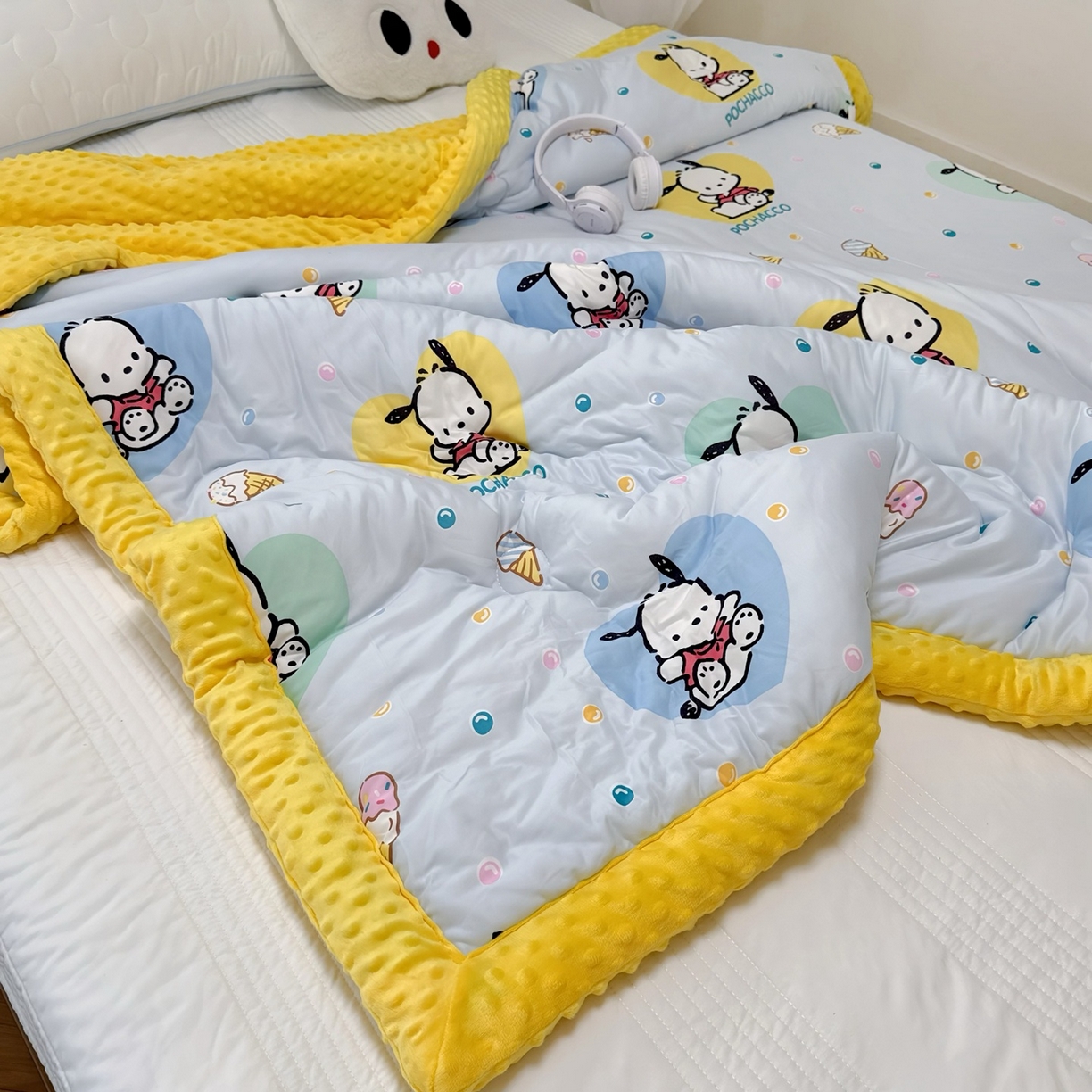 91家纺网 家纺一手货源 找家纺 兜米家居 2025新款三丽鸥针织豆豆绒被纯手工包边卡通立体豆豆绒保暖被子被芯 彩点帕恰狗