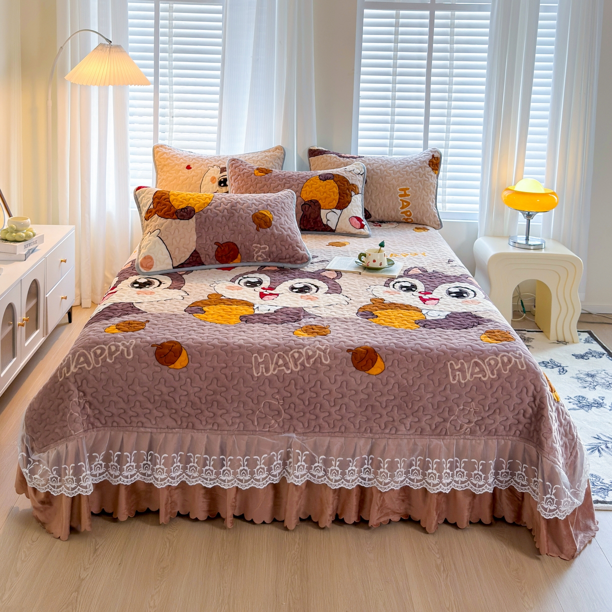 91家纺网 家纺一手货源 找家纺 梓依家纺 2025新款牛奶绒单床裙款蕾丝床盖三件套四件套 可爱松鼠