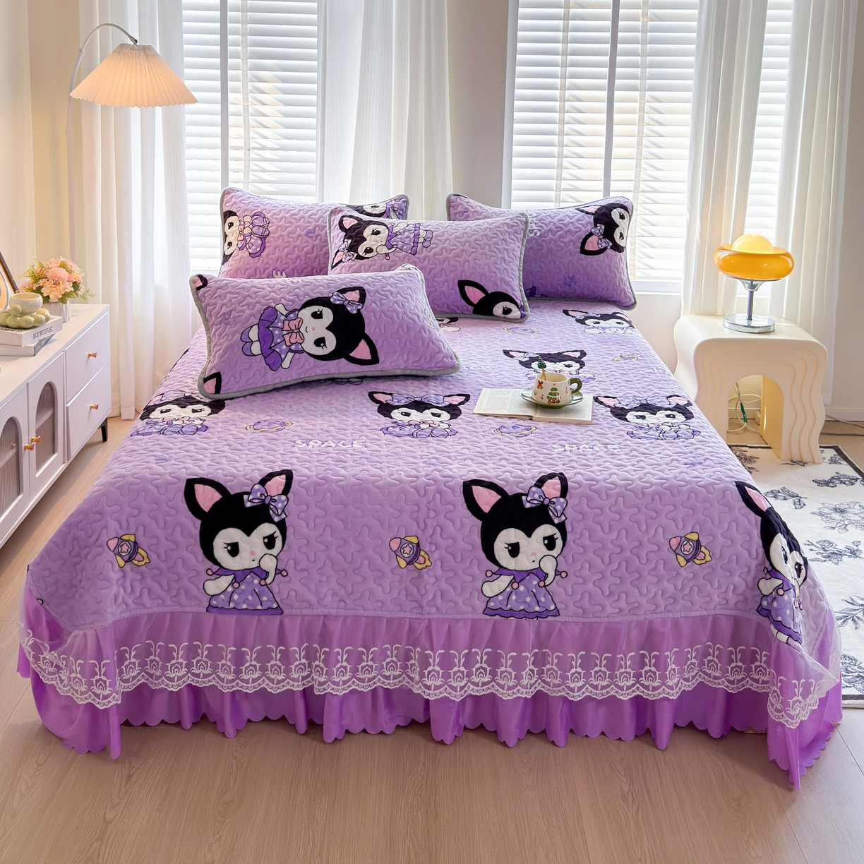 91家纺网 家纺一手货源 找家纺 梓依家纺 2025新款牛奶绒单床裙款蕾丝床盖三件套四件套 库洛米