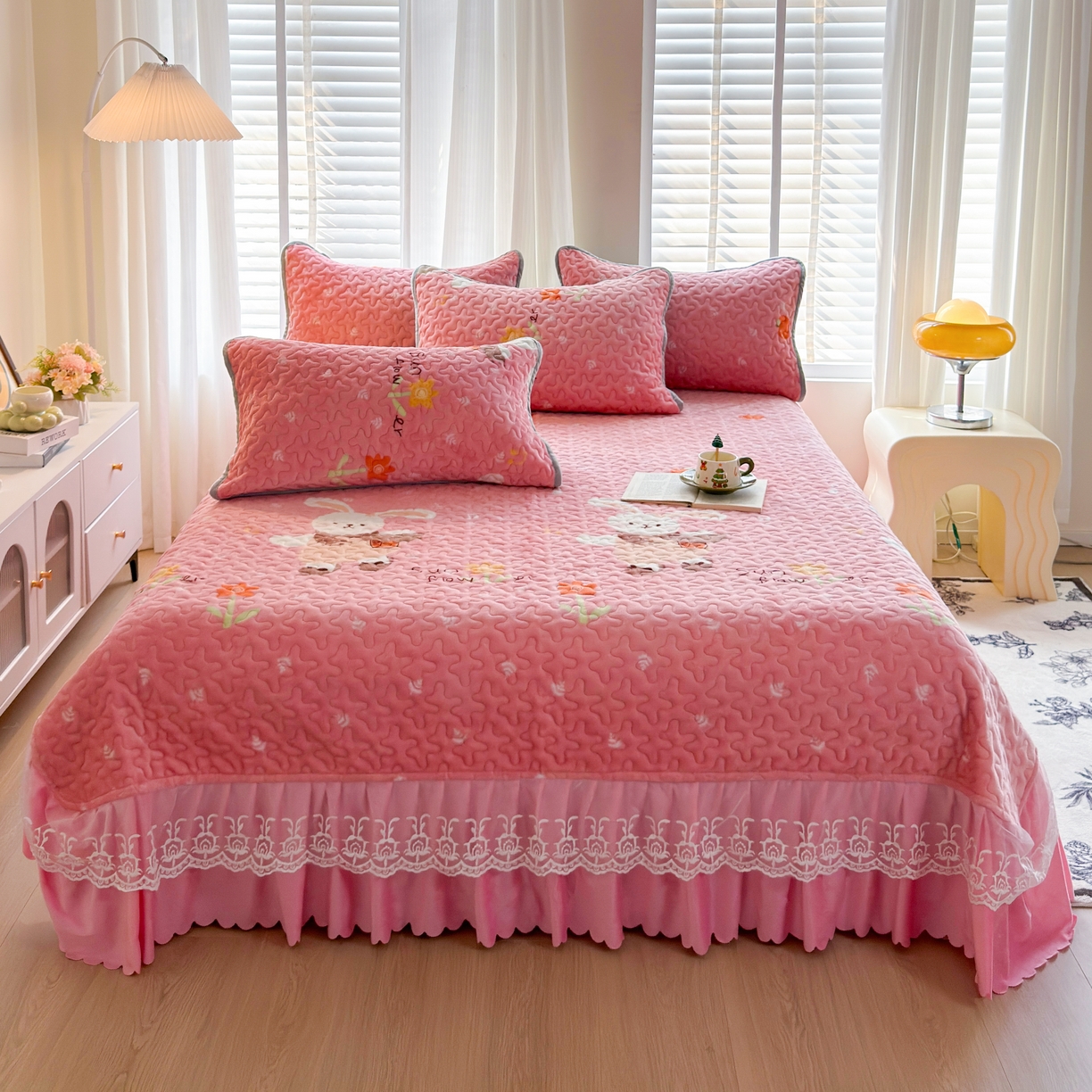 91家纺网 家纺一手货源 找家纺 梓依家纺 2025新款牛奶绒单床裙款蕾丝床盖三件套四件套 萌兔乐园-粉