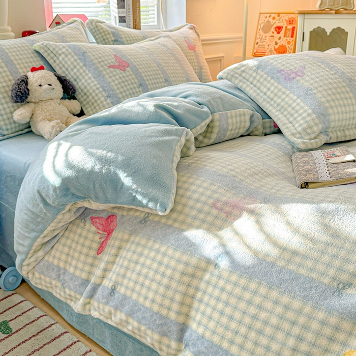 91家纺网 家纺一手货源 找家纺 卡普二店 2025新款牛奶绒印花四件套蝶舞格韵