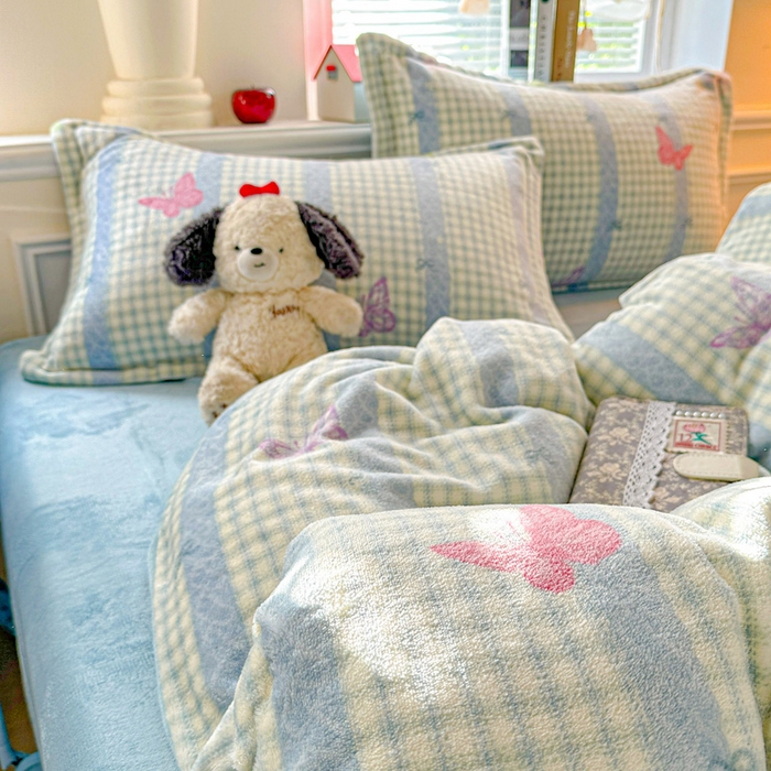 91家纺网 家纺一手货源 找家纺 卡普二店 2025新款牛奶绒印花四件套蝶舞格韵