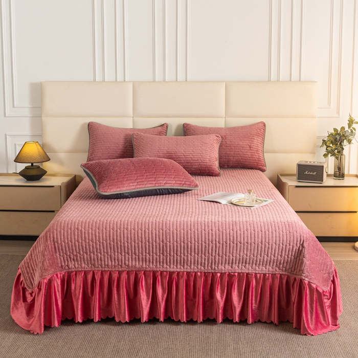 91家纺网 家纺一手货源 找家纺 梓依家纺 2025新款牛奶绒单床裙款蕾丝床盖三件套四件套 砖红色