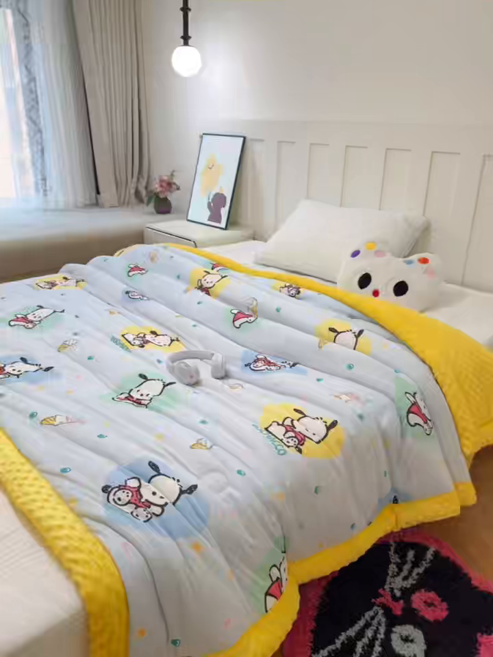 91家纺网 家纺一手货源 找家纺 兜米家居 2025新款三丽鸥针织豆豆绒被纯手工包边卡通立体豆豆绒保暖被子被芯 彩点帕恰狗