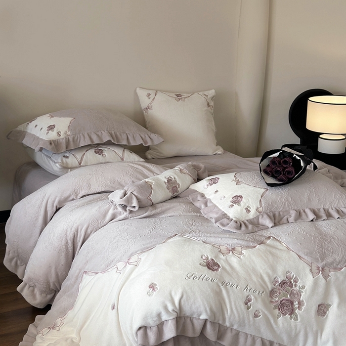 91家纺网 家纺一手货源 找家纺 MIU缪家居 2025新款雕花牛奶绒四件套-南法庄园 暮暮紫