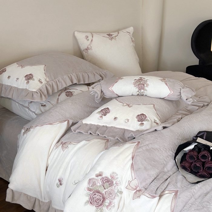 91家纺网 家纺一手货源 找家纺 MIU缪家居 2025新款雕花牛奶绒四件套-南法庄园 暮暮紫