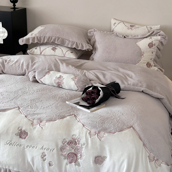 91家纺网 家纺一手货源 找家纺 MIU缪家居 2025新款雕花牛奶绒四件套-南法庄园 暮暮紫