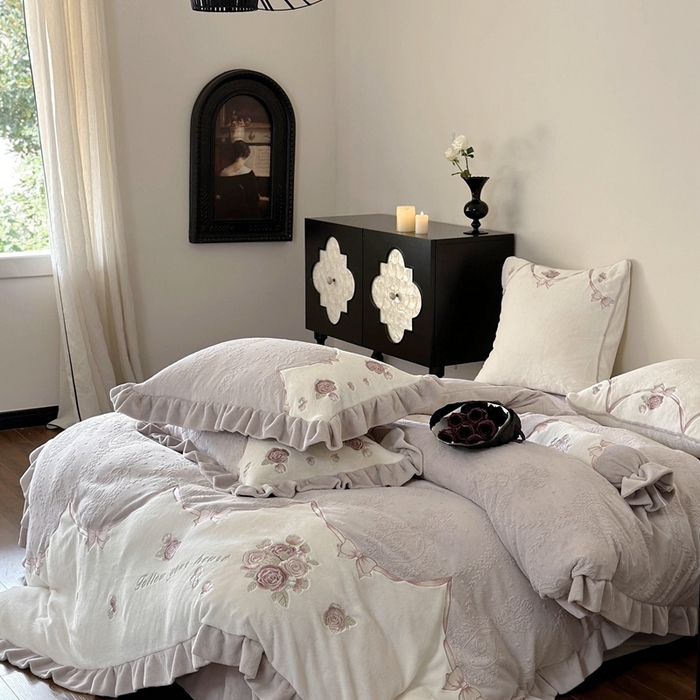 91家纺网 家纺一手货源 找家纺 MIU缪家居 2025新款雕花牛奶绒四件套-南法庄园 暮暮紫