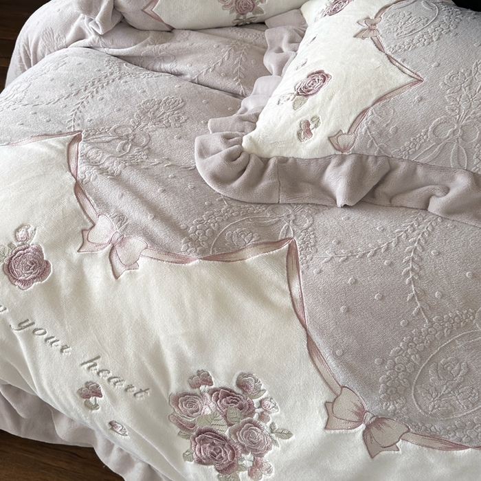 91家纺网 家纺一手货源 找家纺 MIU缪家居 2025新款雕花牛奶绒四件套-南法庄园 暮暮紫