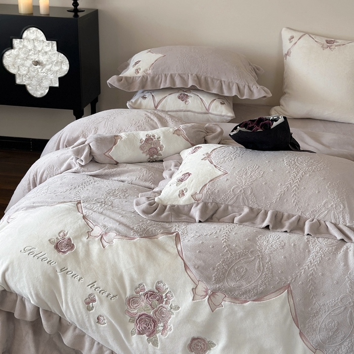 91家纺网 家纺一手货源 找家纺 MIU缪家居 2025新款雕花牛奶绒四件套-南法庄园 暮暮紫