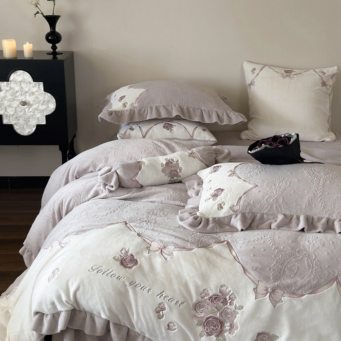 91家纺网 家纺一手货源 找家纺 MIU缪家居 2025新款雕花牛奶绒四件套-南法庄园 暮暮紫