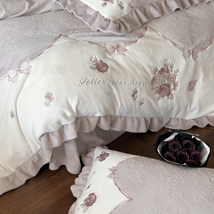 91家纺网 家纺一手货源 找家纺 MIU缪家居 2025新款雕花牛奶绒四件套-南法庄园 暮暮紫