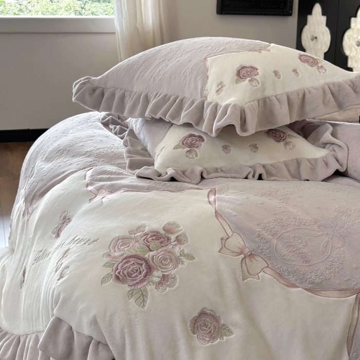 91家纺网 家纺一手货源 找家纺 MIU缪家居 2025新款雕花牛奶绒四件套-南法庄园 暮暮紫