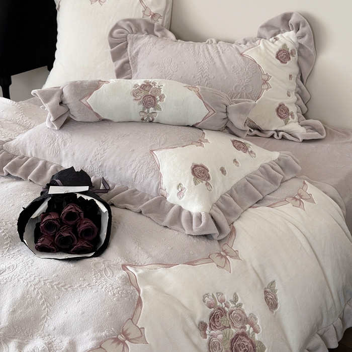 91家纺网 家纺一手货源 找家纺 MIU缪家居 2025新款雕花牛奶绒四件套-南法庄园 暮暮紫