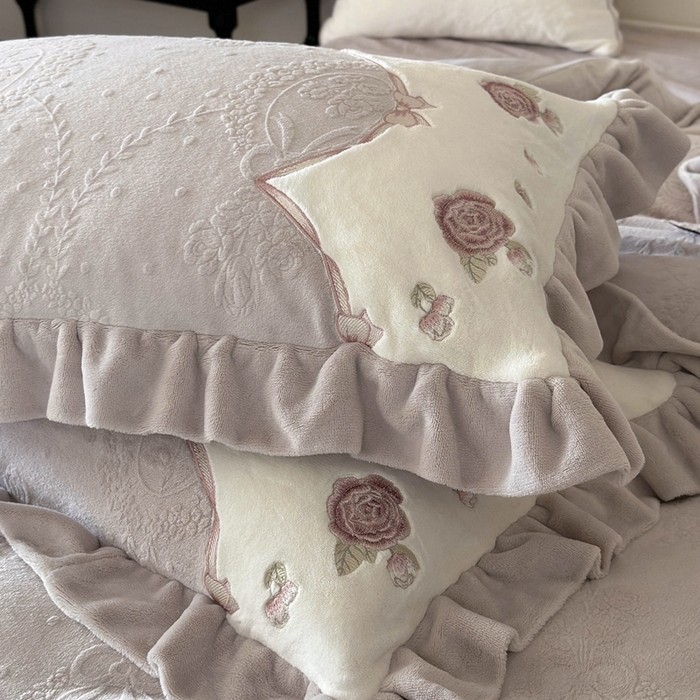 91家纺网 家纺一手货源 找家纺 MIU缪家居 2025新款雕花牛奶绒四件套-南法庄园 暮暮紫