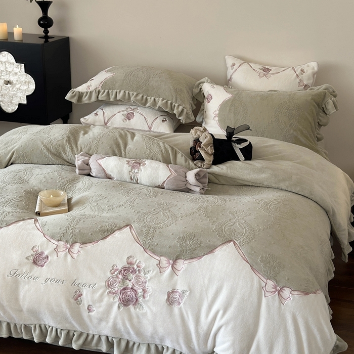 91家纺网 家纺一手货源 找家纺 MIU缪家居 2025新款雕花牛奶绒四件套-南法庄园 青谷绿