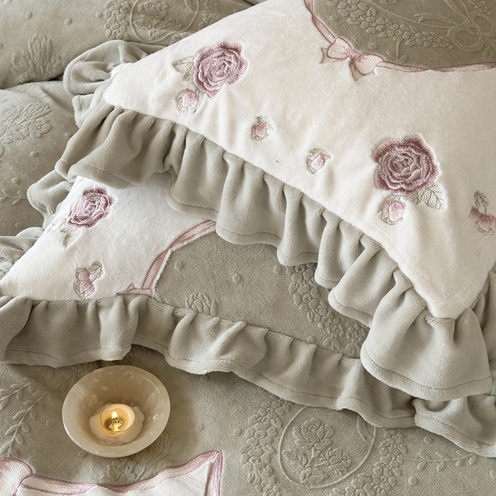 91家纺网 家纺一手货源 找家纺 MIU缪家居 2025新款雕花牛奶绒四件套-南法庄园 青谷绿