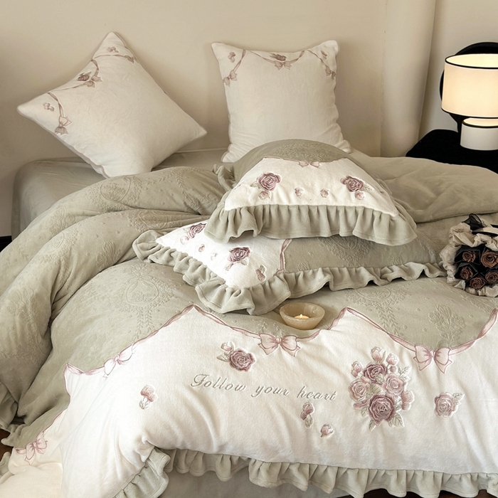 91家纺网 家纺一手货源 找家纺 MIU缪家居 2025新款雕花牛奶绒四件套-南法庄园 青谷绿