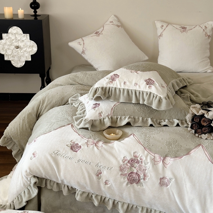 91家纺网 家纺一手货源 找家纺 MIU缪家居 2025新款雕花牛奶绒四件套-南法庄园 青谷绿