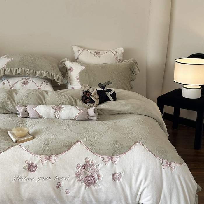 91家纺网 家纺一手货源 找家纺 MIU缪家居 2025新款雕花牛奶绒四件套-南法庄园 青谷绿