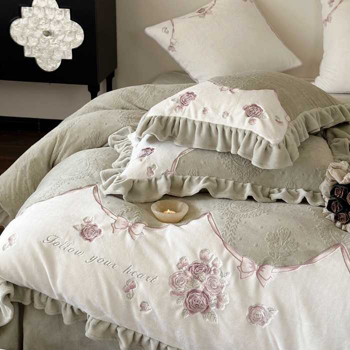 91家纺网 家纺一手货源 找家纺 MIU缪家居 2025新款雕花牛奶绒四件套-南法庄园 青谷绿