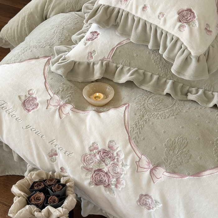 91家纺网 家纺一手货源 找家纺 MIU缪家居 2025新款雕花牛奶绒四件套-南法庄园 青谷绿