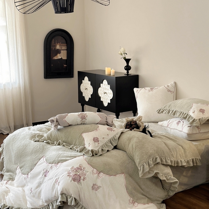 91家纺网 家纺一手货源 找家纺 MIU缪家居 2025新款雕花牛奶绒四件套-南法庄园 青谷绿