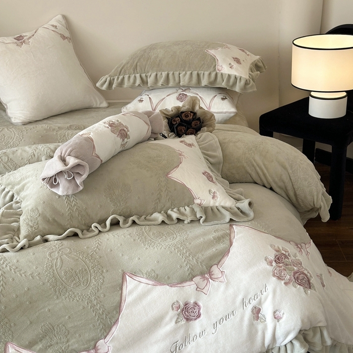 91家纺网 家纺一手货源 找家纺 MIU缪家居 2025新款雕花牛奶绒四件套-南法庄园 青谷绿