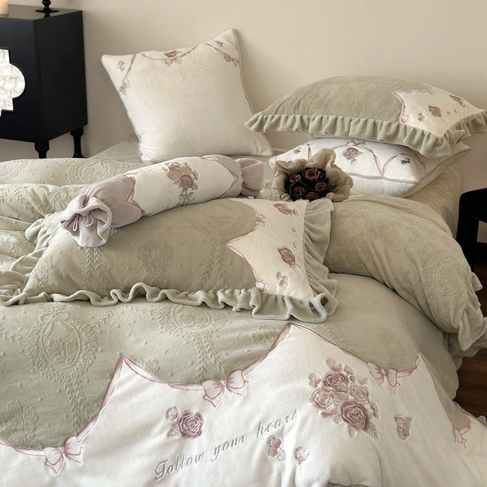 91家纺网 家纺一手货源 找家纺 MIU缪家居 2025新款雕花牛奶绒四件套-南法庄园 青谷绿